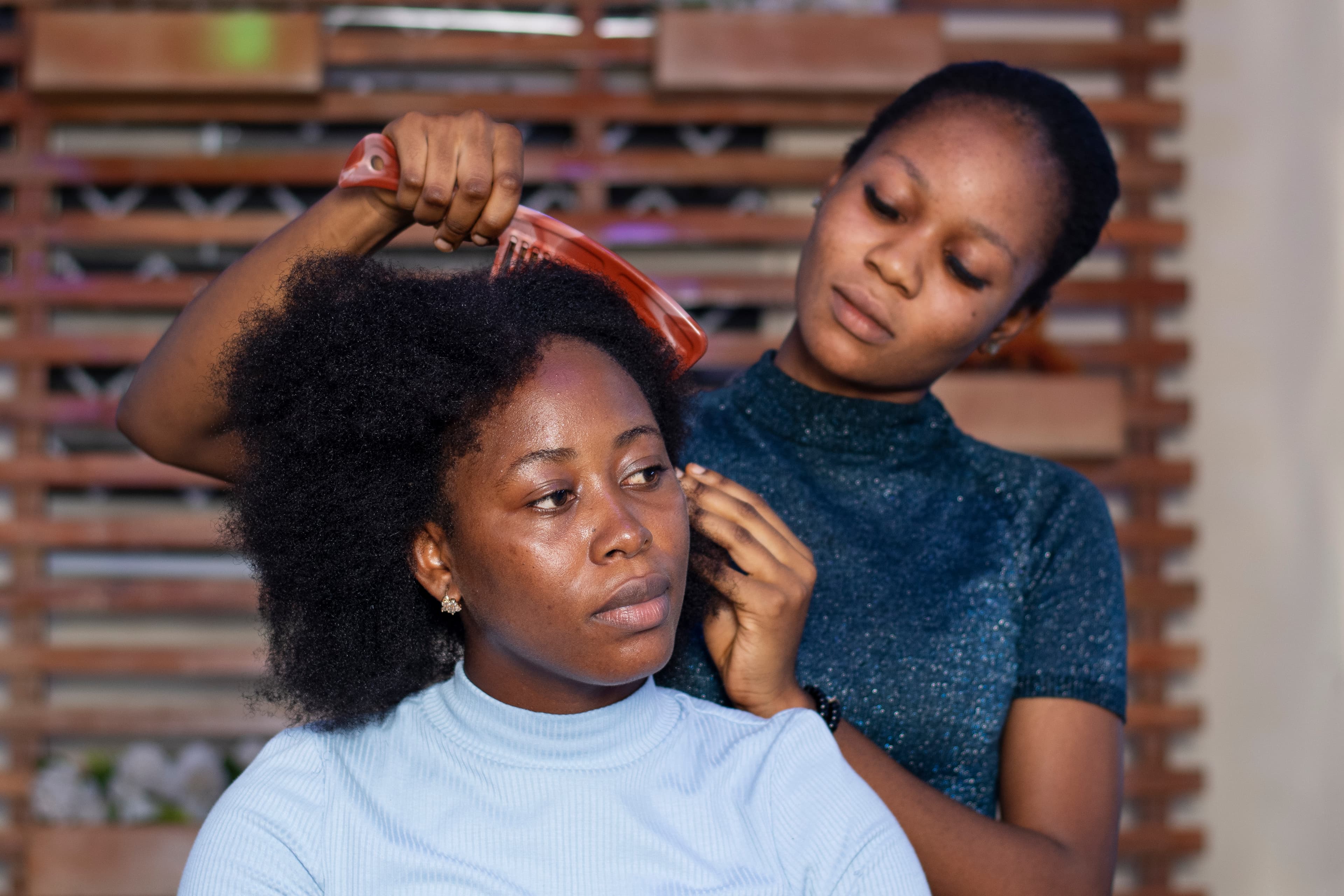 Coiffeuse en plein travail sur une cliente