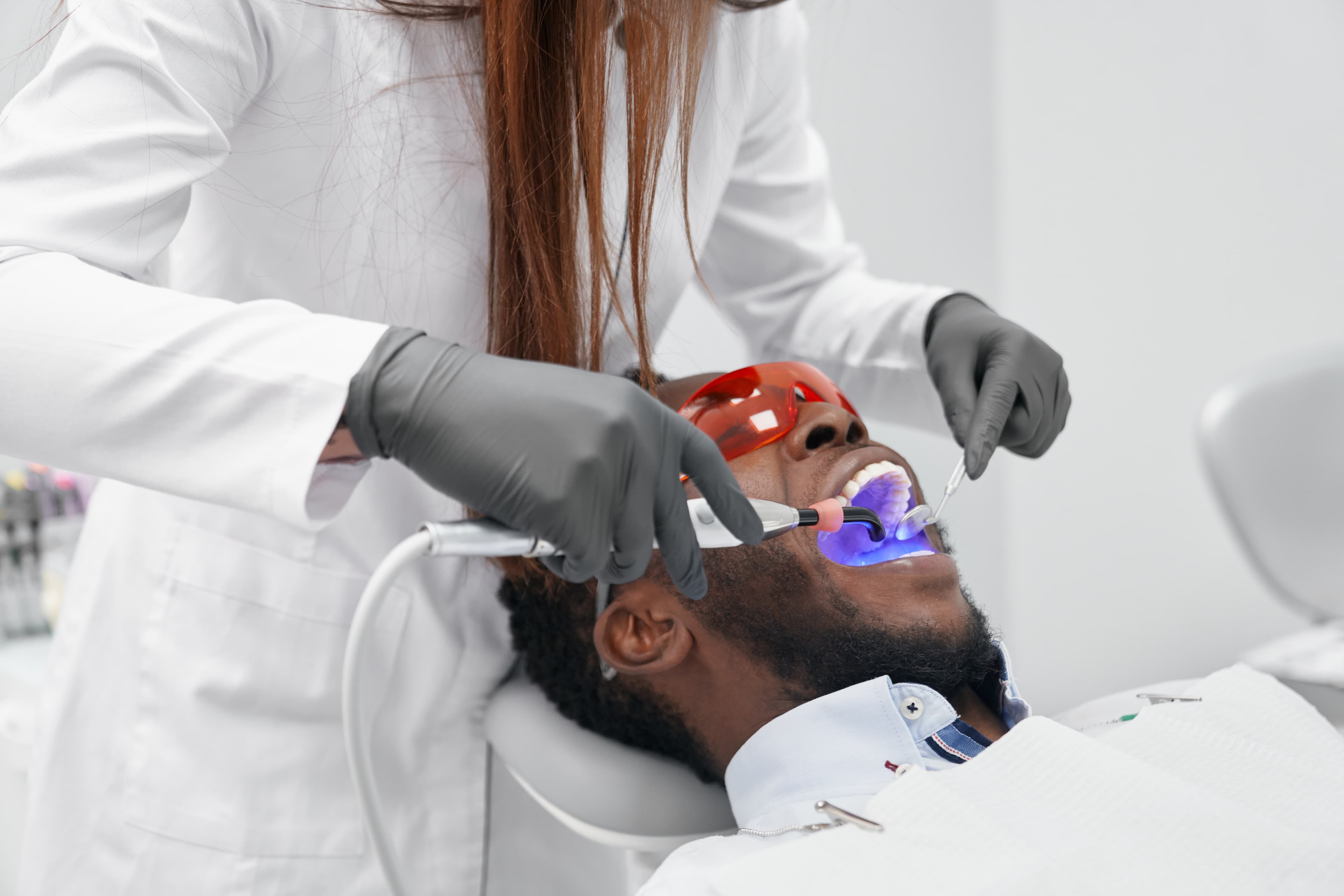 Dentiste en plein soin