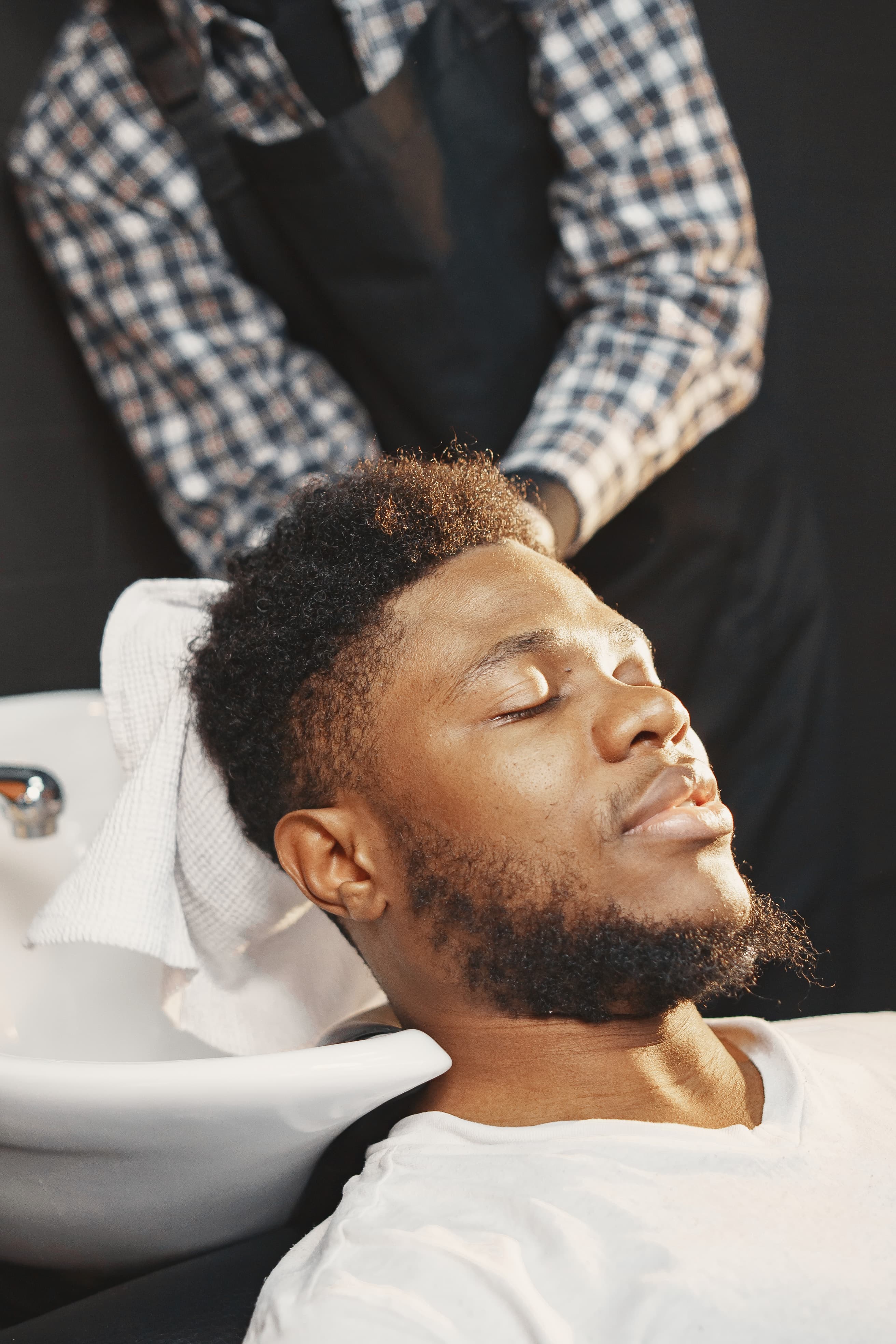 Client dans le fauteuil d'un barbier